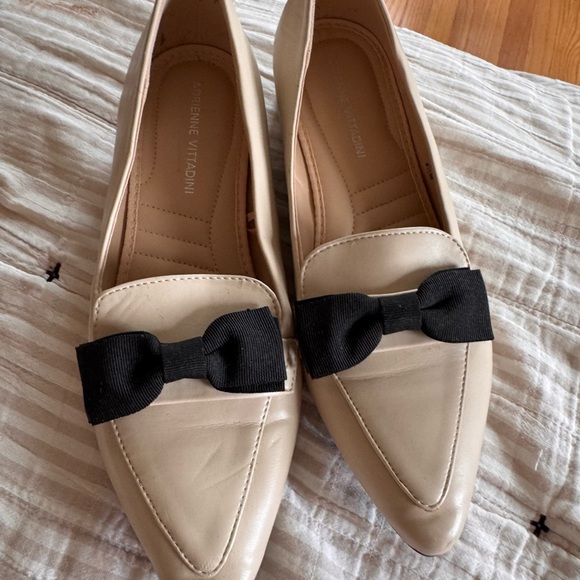 Stylish Cream Loafers with Black Bow - Picture 1 of 5